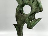 sculpture représentant un oiseau, en marbre vert, posée sur un socle