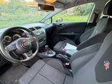 une voiture équipée d'un volant et d'un siège