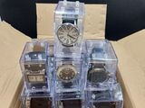 une boîte en carton contenant tout un tas de montres