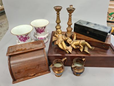 un grand nombre d'objets posés sur une table