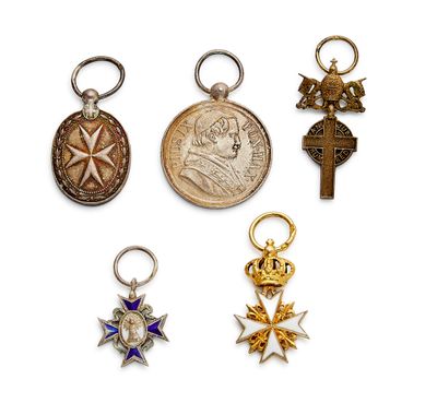 quatre médailles et une médaille sont représentées sur un fond blanc
