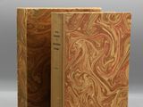 un livre à la couverture marron posé sur une table