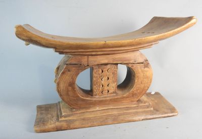 un banc en bois dont le dessus présente un motif incurvé