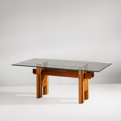 une photo d'une table en verre avec des pieds en bois et un plateau en verre