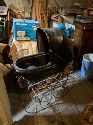 une poussette au milieu d'une chambre en désordre