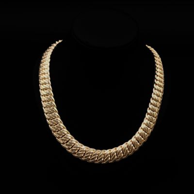 un collier en or sur un mannequin mannequin mannequin mannequin mannequin mannequin mannequin mannequin mannequin mannequin