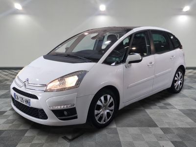 la petite voiture blanche est garée sur un carrelage à carreaux