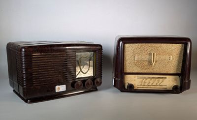 Réunion de 2 postes en bakélite : un Ducretet modèle L2524 t…