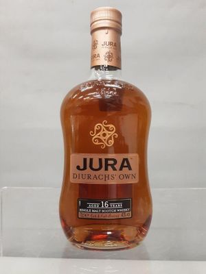 La bouteille de Jura est posée sur une vitrine transparente.