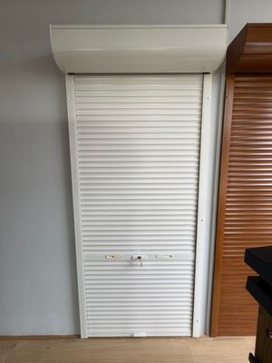 une porte blanche dans un coin d'une pièce au sol en parquet