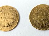 Deux pièces d'or sont représentées sur une surface blanche, sur fond blanc.