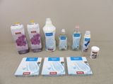 quatre flacons de gel hydroalcoolique et trois paquets de gel hydroalcoolique