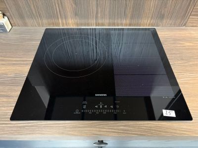 une cuisinière noire avec un brûleur noir dessus