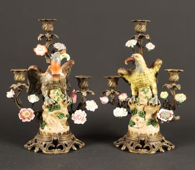 paire de bougeoirs anciens en porcelaine chinoise ornés d'oiseaux et de fleurs