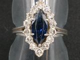 l'image d'une bague contenant une pierre bleue