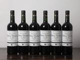 six bouteilles de vin sont alignées sur une table en bois