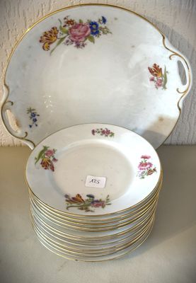 une pile d'assiettes avec des fleurs sur une table