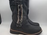 une paire de bottes noires doublées de fourrure sur les côtés