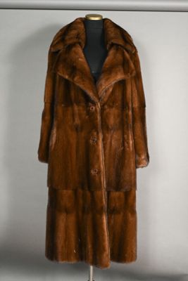 GIANFRANCO FERRE. Long manteau en vison brown travaillé arrê…