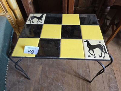 une table à carreaux jaunes et noirs, ornée de chevaux, dans une pièce