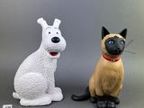 deux figurines représentant un chat et un chien assis l'un à côté de l'autre