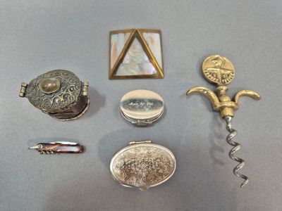 un grand nombre d'objets posés sur une table