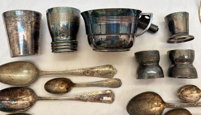 beaucoup de cuillères et de tasses en argent sur la table
