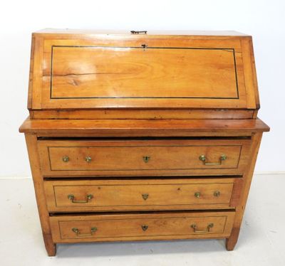un vieux bureau en bois avec des tiroirs et des tiroirs sur le dessus