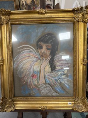 un tableau représentant une femme, dans un cadre doré, posé sur une table