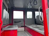 une camionnette rouge équipée de deux éviers à l'arrière