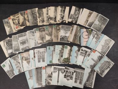 beaucoup de vieilles cartes postales posées sur une table noire