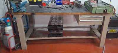 un établi avec de nombreux outils
