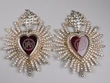 deux paires de boucles d'oreilles ornées d'un cœur et d'une couronne