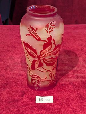 un vase en verre posé sur une table, sur lequel est collée une étiquette