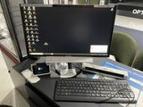 un bureau d'ordinateur avec un clavier, une souris et un écran