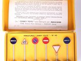 une boîte jaune contenant un ensemble de panneaux de signalisation miniatures