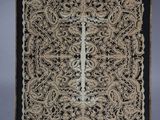 un gros plan sur un morceau de tissu orné d'une croix