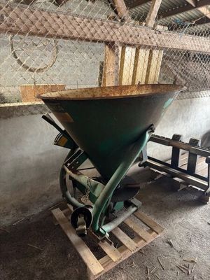 une brouette verte posée sur une palette