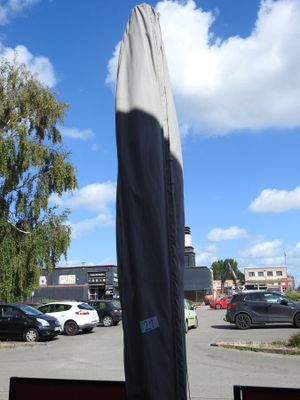 une planche de surf posée au milieu d'un parking