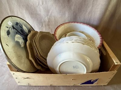 une boîte en bois remplie d'assiettes et de bols posée sur une table