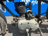 une vieille moto qui traîne par terre