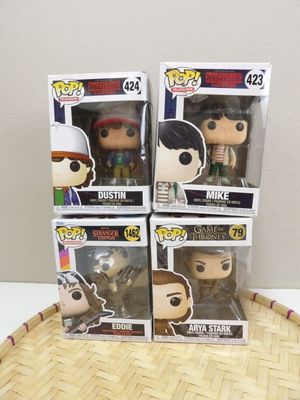 des figurines Funko Pop en vinyle dans un panier posé sur une table
