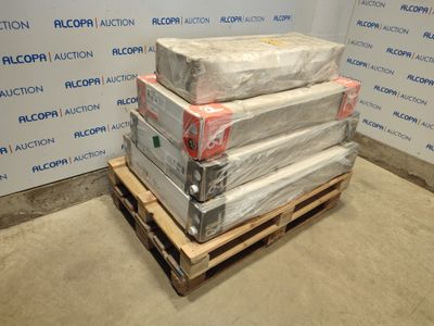 une pile de boîtes posées sur une palette dans une pièce