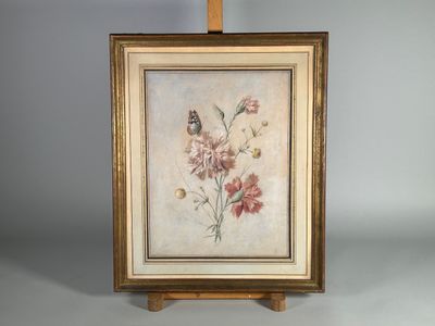 une peinture à l'huile représentant des fleurs et un papillon, posée sur un chevalet