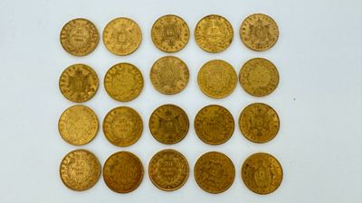 gros plan d'un paquet de pièces d'or sur une surface blanche