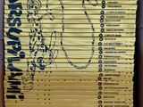 une boîte remplie de livres posée sur une boîte en carton