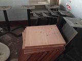 une photo d'une pièce remplie de meubles