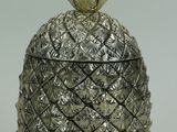boîte en verre argenté en forme d'ananas, surmontée d'un ananas