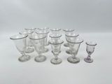 un groupe de verres à vin posés les uns à côté des autres sur une table