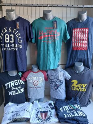 de nombreux t-shirts exposés sur une table